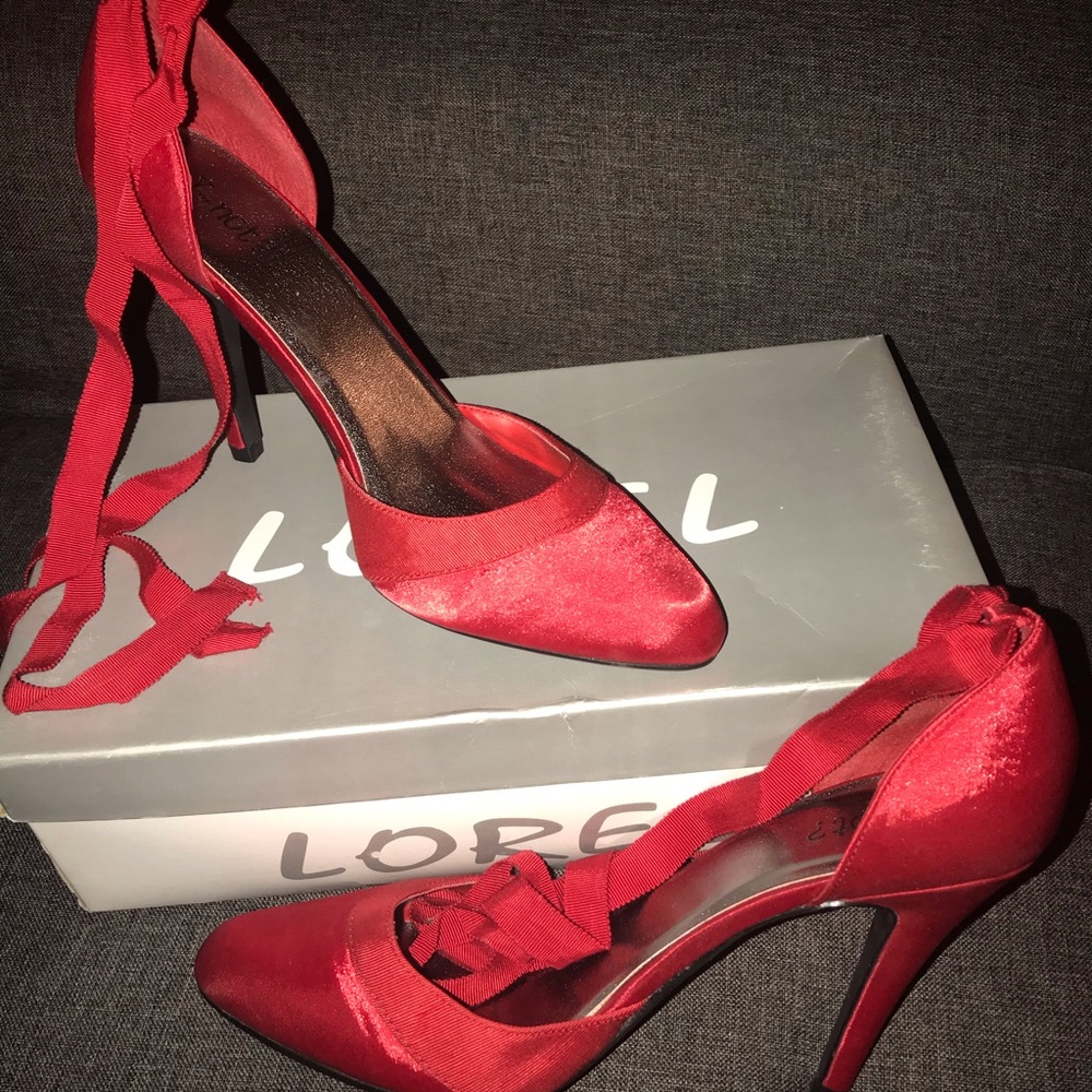 Red pumps with bow